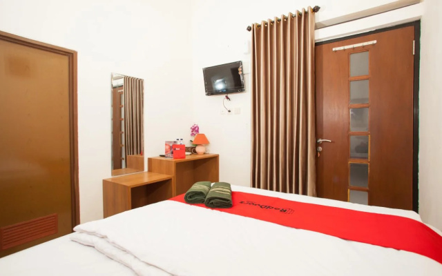 RedDoorz Syariah near Singha Merjosari Park