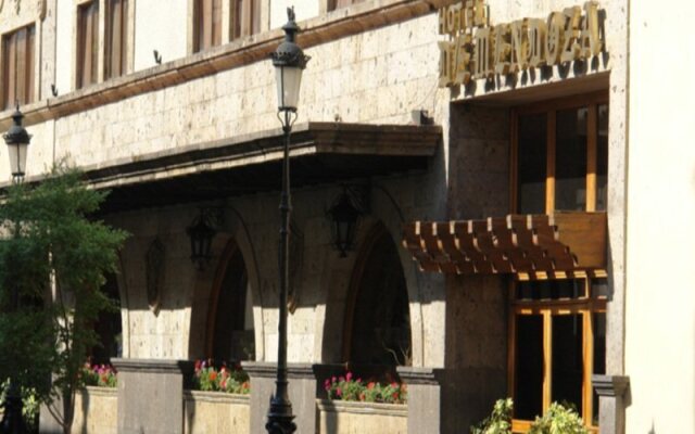 Отель De Mendoza вид на фасад