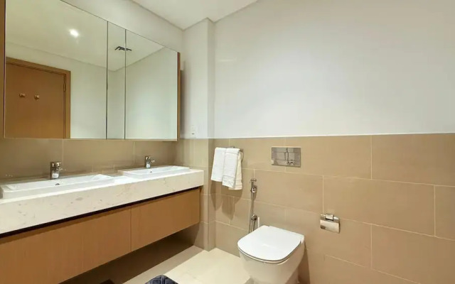 Dancenter Luxury 2 BR at Creek Side