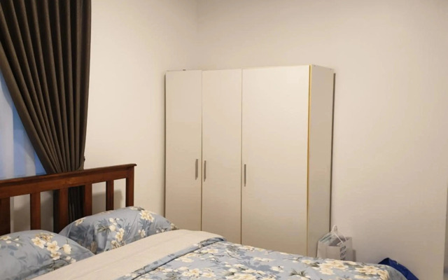 5-Bedroom Family Apartment