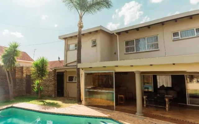 Contemporary Menlyn Maine Villa @ 201 J