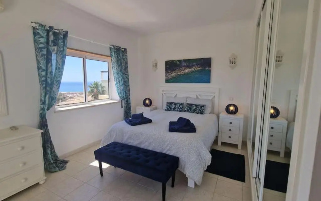 Spacious 3 bedroom apartment with seaview