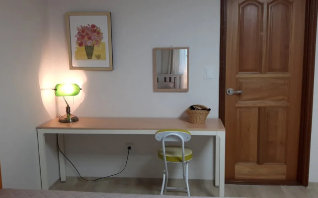 Enough Hongdae Guesthouse(이너프 게스트하우스)