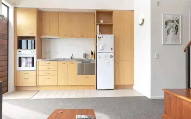 Roomy Loft 2 Bedroom w/ Free Parking Zodiak Stays