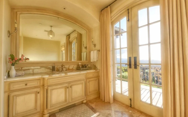 Chateau D' Renaitre - Carmel-By-The-Sea