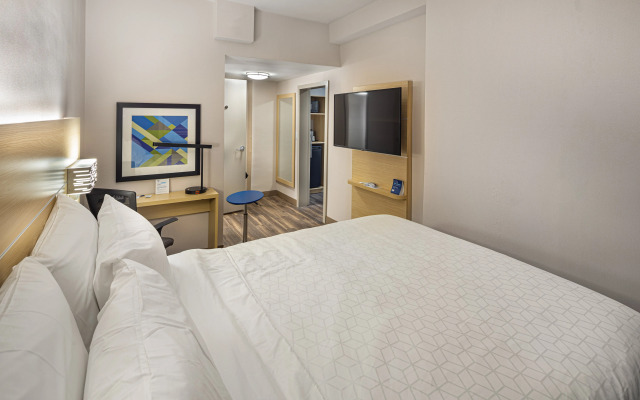 Holiday Inn Express and Suites Atlanta Downtown by IHG