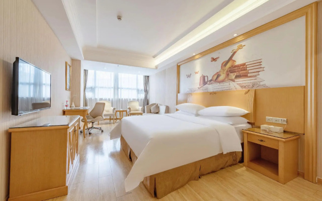 Vienna Hotel Shenzhen (FuYong metro station branch)