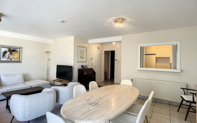 Apartment Near Albert Beach With Terrace