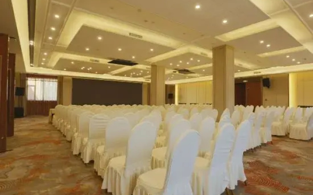 Yining Yili Huacheng Grand Hotel (People's Square)