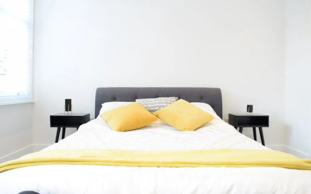 3 Bedroom Garden House in Earlsfield