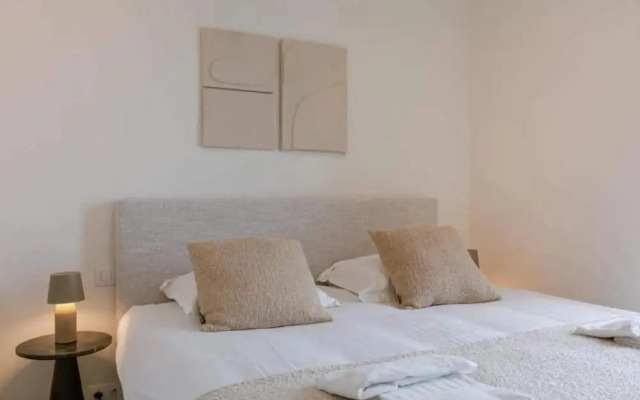 Nora - Elegant Seaview Escape With Balcony