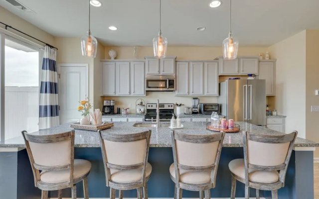 Sweet Dreamin Townhome ~ 7 Mi to Beach!