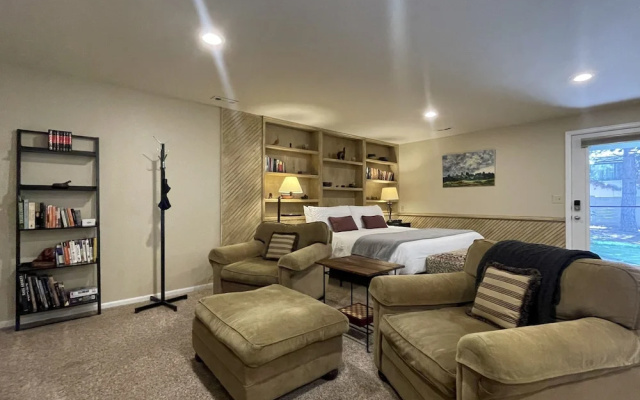 Couples Retreat With Hot Tub, Sauna and Steam Room
