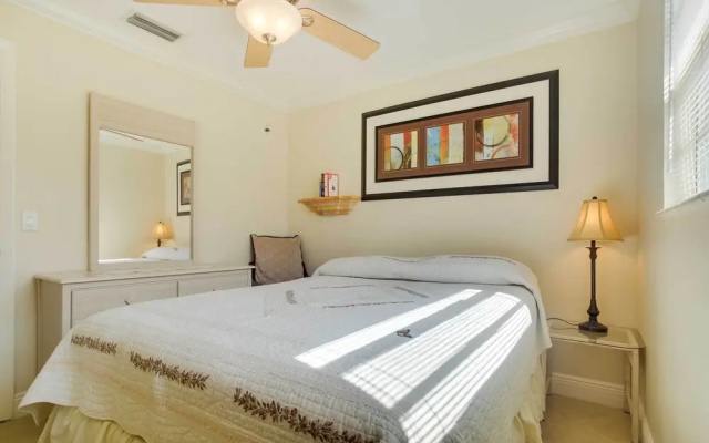 Charming Home w/ Patio Near Vanderbilt Beach