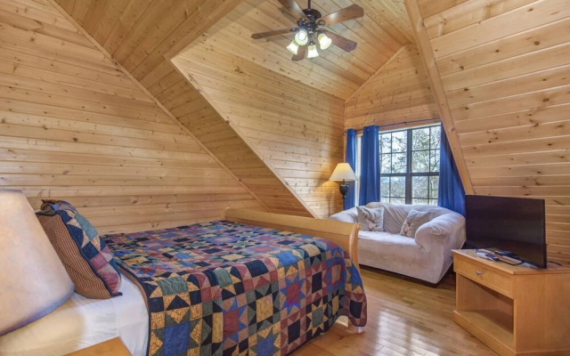 Woodland Wonder w/ Hot Tub and Pool Table!