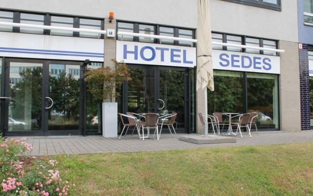 Отель Sedes вид на фасад