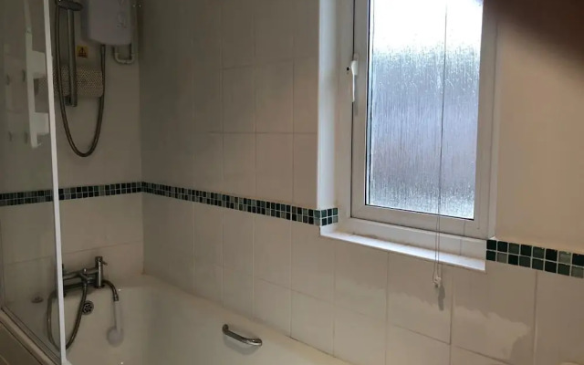 Cosy 3 Bedroom House on Cornish Estate With Pool