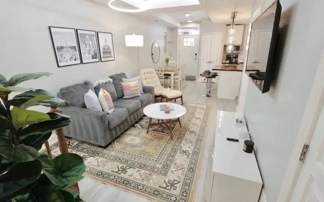 Stellar Stay Near Metro + Parking