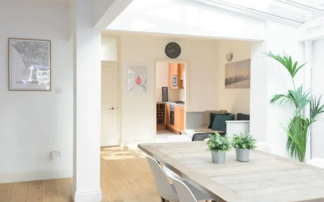 The Harrods Mews Modern 4Bdr Mews Home With Terrace