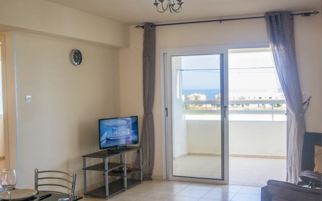 Апартаменты Konnos 2 Bedroom Apartment комната для гостей