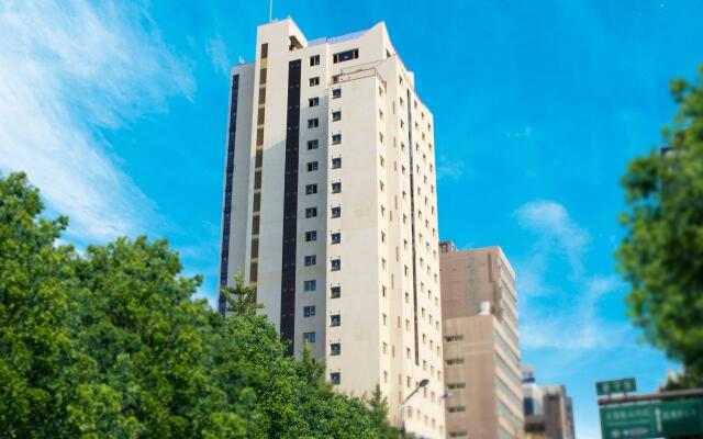 Chisun Hotel Seoul Myeongdong вид на фасад