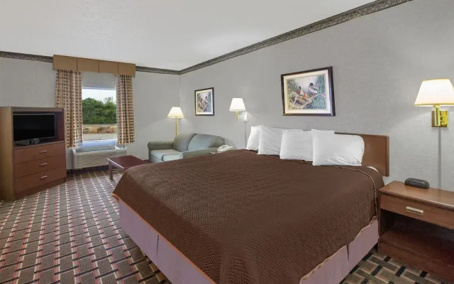 Travelodge Grand Rapids