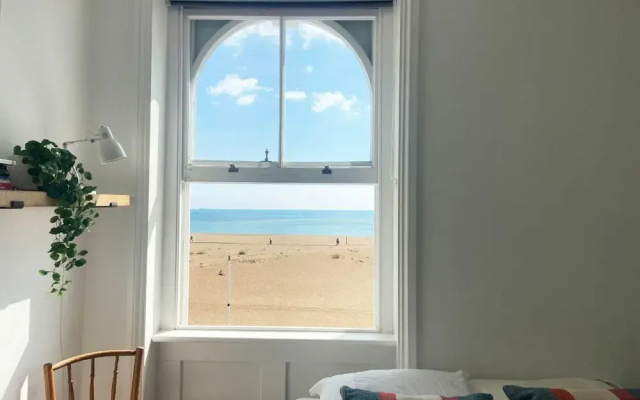 Spacious 2BD Flat With Stunning Views Folkestone