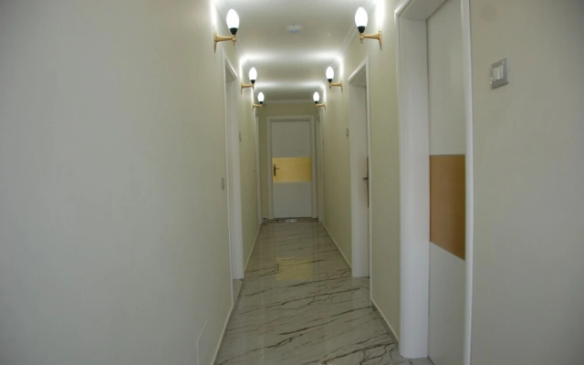 Crown Deluxe Apartments