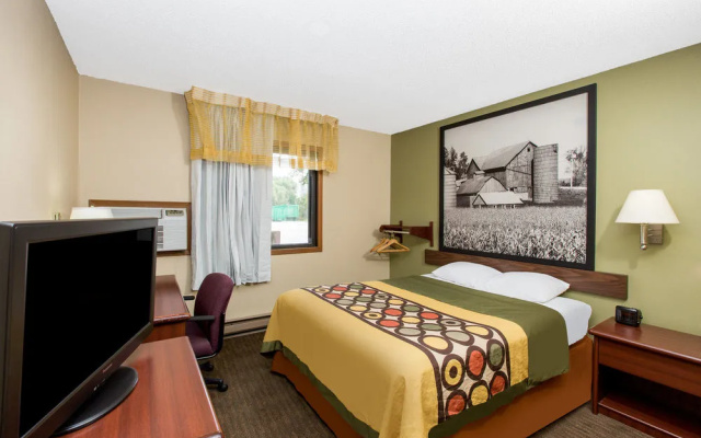 Super 8 by Wyndham Fairmont