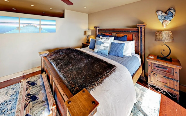 Lakefront 4BR Kings Beach Condo by RedAwning