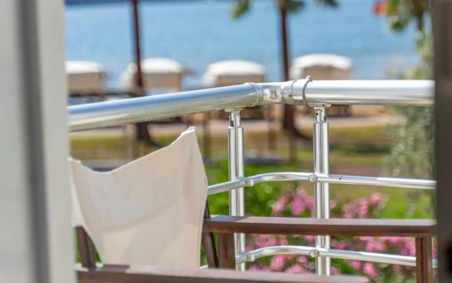 Chillos Beach Hotel & Lounge