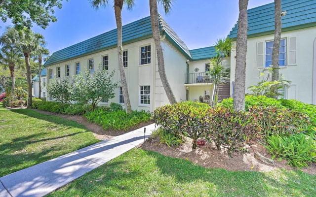 Naples Condo w/ Enclosed Balcony & Lake Views!