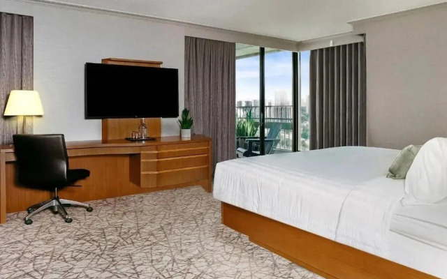 Crowne Plaza Toronto Suites