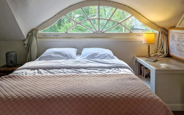 Historic Romantic Pavilion Retreat for 4