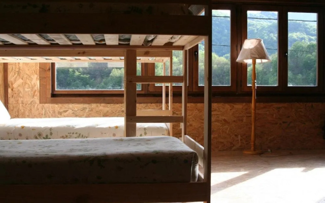 Albergue Les Xendes. Parque de Redes - Hostel