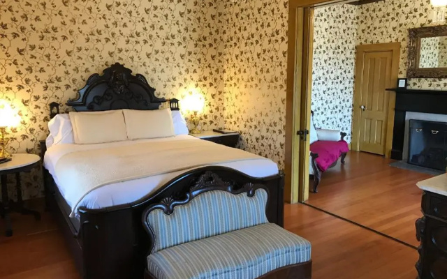 Cosmopolitan Hotel & Restaurant