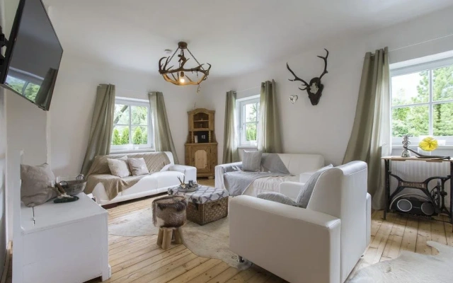 Holidaysun, Chalet Foresthouse, Detached Villa, 1000 qm garden, mountainview, whirlpool, BBQ&bikes&sunbeds for free