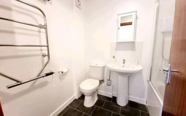 Lovely 2 bed with free parking