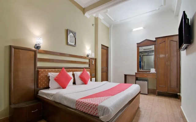 Oyo 26837 Hotel White House