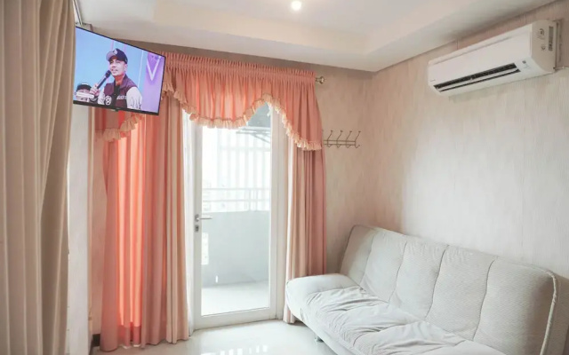 Homey And Modern Studio At Sky Terrace Apartment