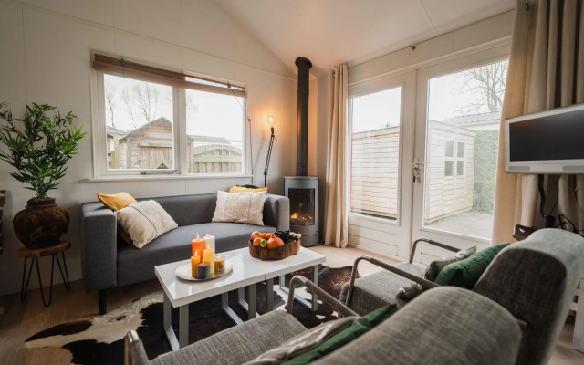 Nice chalet with a microwave, near the Wadden Sea
