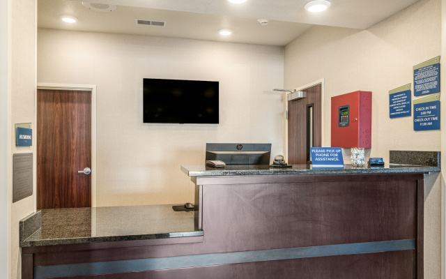 Cobblestone Hotel & Suites - Newport