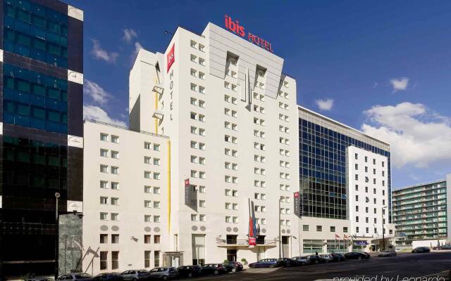 Отель ibis Lisboa José Malhoa вид на фасад