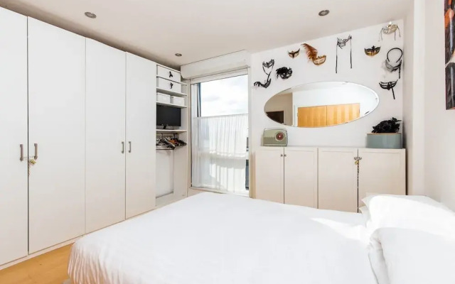 1 Bed Top Floor Flat near Shoreditch