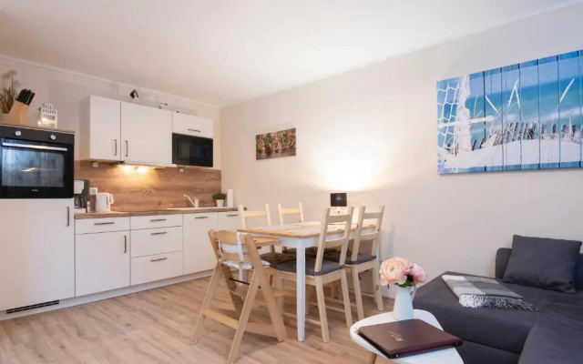 Wohnung 4, Leni