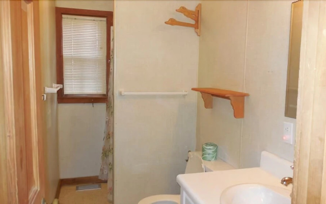 Wooden Shoe House - 2 Br Home