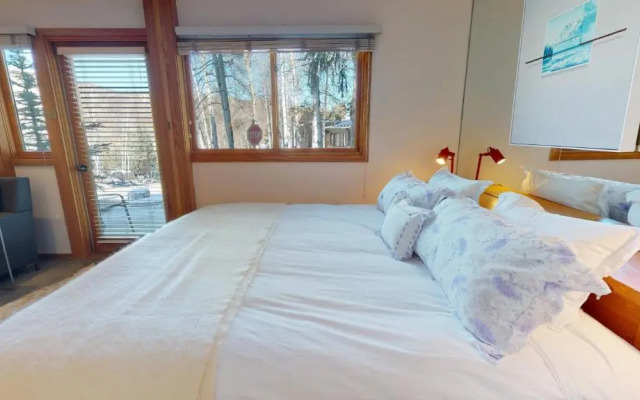 Laurelwood Condominiums Studio Premier Unit 105