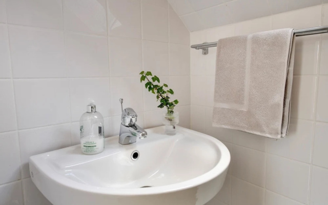 2 Bed House Sleeps 4 With Garden & Free Parking