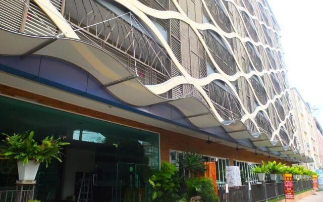 Отель Curve Boutique Pattaya вид на фасад