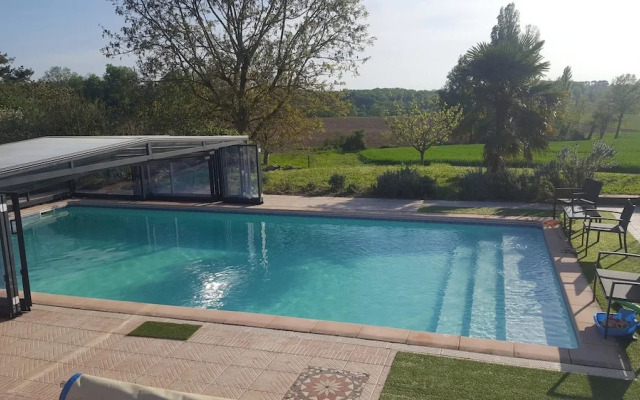 House With 2 Bedrooms in Saint-colomb-de-lauzun, With Pool Access, Ter